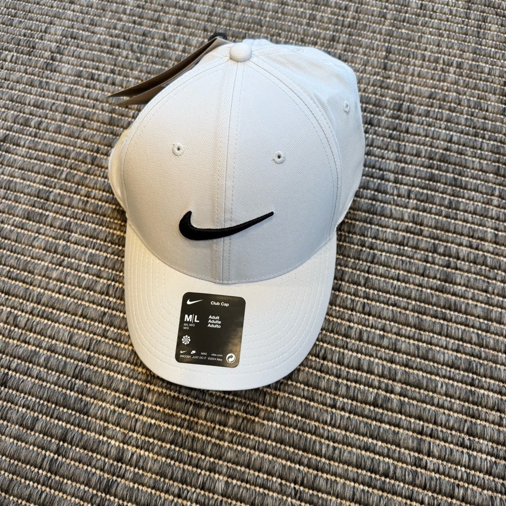 Nike Club Cap with Black Logo- Very Light Gray